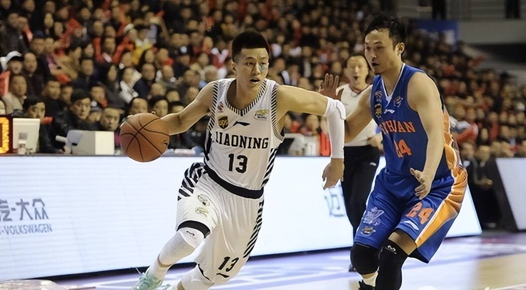 76人横扫辽宁队,郭艾伦扛起全队 76人横扫辽宁队,郭艾伦扛起全队